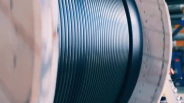 Kocaman dönen siyah güç kablosu.