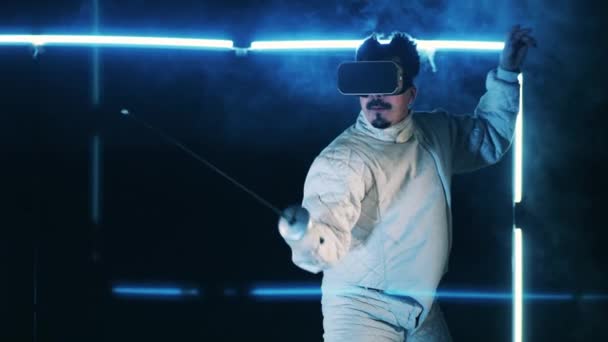 Realidade virtual, conceito de jogo de realidade aumentada. Fencer está tendo uma sessão de treinamento em VR-dispositivo — Vídeo de Stock