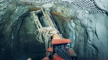 Yeraltı madeninin duvarları bir delik tarafından deliniyor. Yeraltı geliştirme, yeraltı çıkarma, yeraltı madencilik operasyonları.