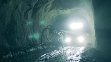 Çalışan bir endüstriyel hortumla yeraltı mayını.