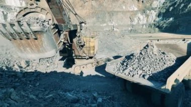 Endüstriyel makine taşınıyor. Kazı madeni kamyona taşınıyor.