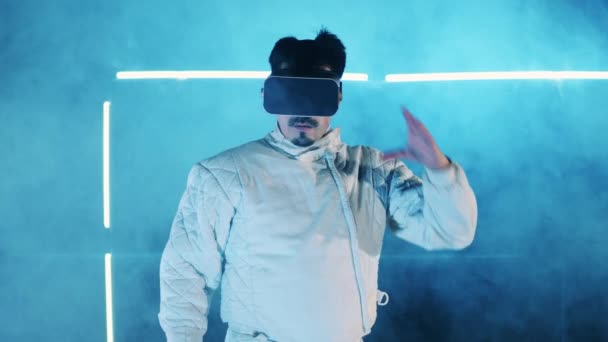 O esgrimista masculino está a desligar o dispositivo VR após a partida. Realidade virtual, conceito de jogo de realidade aumentada. — Vídeo de Stock