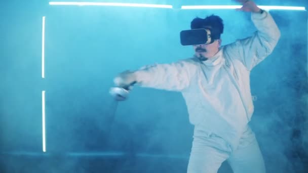 Virtual reality, augmented reality game concept. Een man draagt een VR-apparaat terwijl hij in rookwolken schermt. — Stockvideo