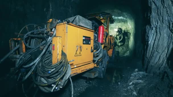 Machine à aléser à l'intérieur de la mine souterraine — Video