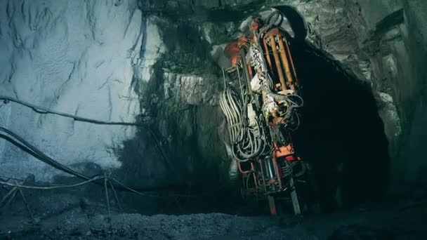 La perforatrice sta perforando il terreno nella miniera. Sviluppo sotterraneo, estrazione sotterranea, attività minerarie sotterranee. — Video Stock