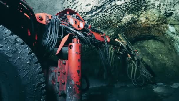 Desenvolvimento subterrâneo, extração subterrânea, operações de mineração subterrânea. Complexo aborrecido na mina subterrânea — Vídeo de Stock