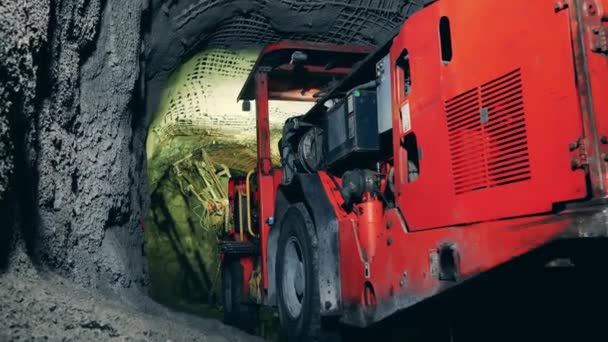 Массивная скучная машина работает в подземном руднике. Подземная разработка, подземная добыча, подземные горные работы. — стоковое видео