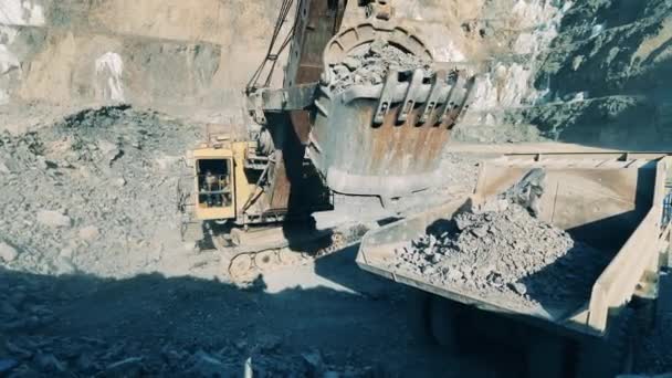 Malmen flyttas från gruvgropen av maskiner — Stockvideo