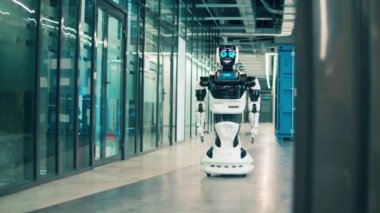 Yüksek teknolojili robot bina boyunca ilerliyor.