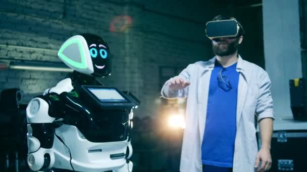 Specialist in VR headset operates a robot. Robotic science, technology, innovations concept. — Stock Video