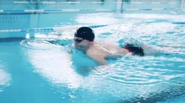 Yüzme havuzunda kelebek yüzücü ağır çekimde filme alındı.