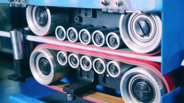 Geautomatiseerde machine die kabelisolatie produceert in een kabelfaciliteit — Stockvideo