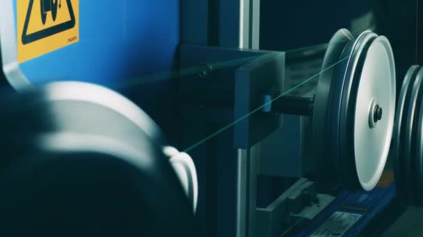 ケーブル製造施設での電気線付きの大きな回転軸 — ストック動画