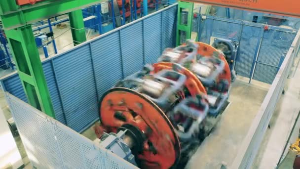 Moderne elektrische Drahtfertigungsmaschine in einer Fabrik — Stockvideo