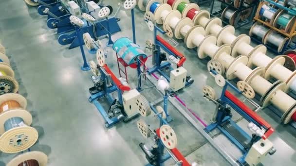 Pohled shora na několik strojů vyrábějících elektrické dráty — Stock video