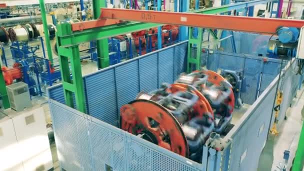 Nagy automata kábelgyártó gép egy modern kábelgyárban — Stock videók