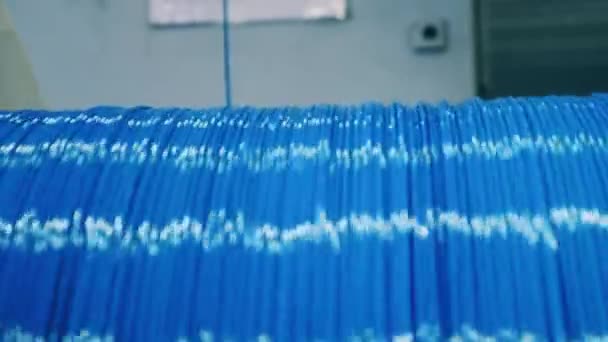 Blauwe draad kronkelt naar een spoel in een close-up — Stockvideo