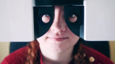 Bir makine bayanların gözlerini kontrol ettikten sonra uzaklaşıyor.