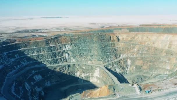 Cantera, minería a cielo abierto, concepto de extracción de mineral. Paisaje con una mina a cielo abierto a la luz del día — Vídeo de stock