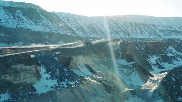 Steinbruch, Tagebau, Erzgewinnungskonzept. Ein LKW fährt am Hang einer Tagebaugrube entlang — Stockvideo