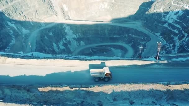 Вид сверху груженого грузовика, едущего по краю карьера. Концепция горнодобывающей промышленности. — стоковое видео