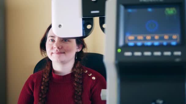 Medicinsk maskin börjar inspektera kvinnors syn — Stockvideo