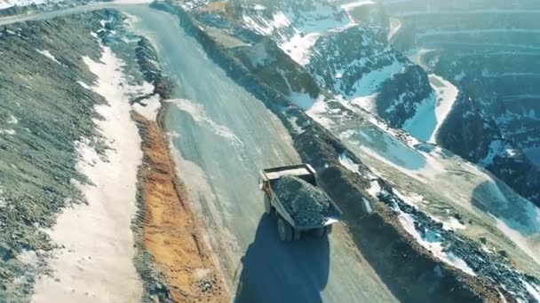 Vue de dessus d'un camion chargé roulant le long de la mine à ciel ouvert. Concept d'industrie minière. — Video