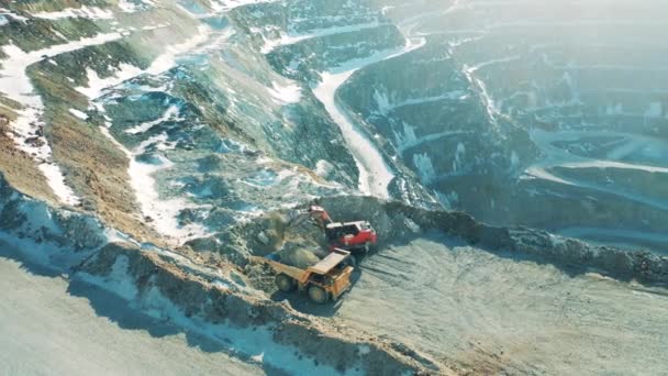 采矿业概念。挖掘机和一辆卡车在露天坑里工作 — 图库视频影像