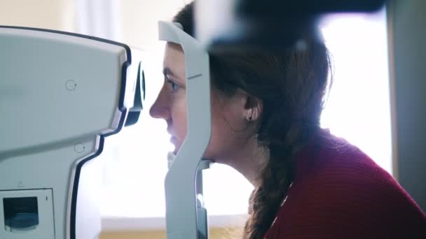 Медицинская машина проверяет женские глаза — стоковое видео