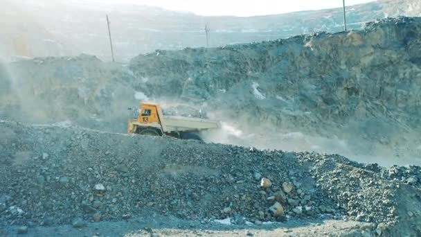 Camión cargado está montando a lo largo de las laderas de la mina. Cantera, minería a cielo abierto, concepto de extracción de mineral. — Vídeos de Stock