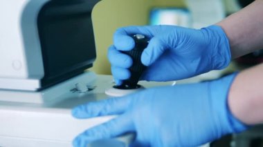 Bir doktor tarafından işletilen bir tıbbi makinenin joystick 'i.