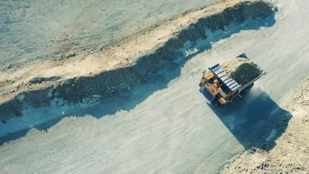 Vista dall'alto di un camion carico che attraversa la fossa aperta. Cava, estrazione mineraria a cielo aperto, concetto di estrazione mineraria. — Video Stock