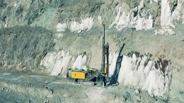 Az ipari gép unalmas a nyitott öntöttműves bányában — Stock videók