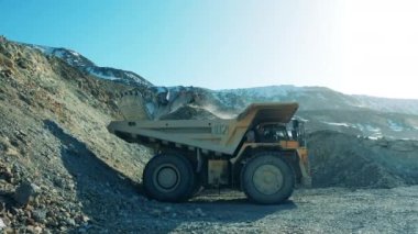 Taş ocağı, açık madencilik, maden çıkarma konsepti. Ore açık çukurdan kamyona yükleniyor.