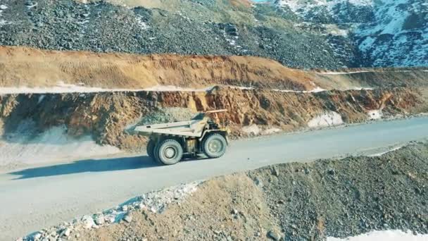 Loaded truck is moving along the slopes of an open pit. Quarry, opencast mining, ore extraction concept. — Stock Video