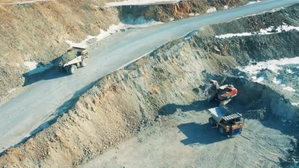 Máquinas industriales están trabajando en el sitio de la mina en una vista superior — Vídeo de stock