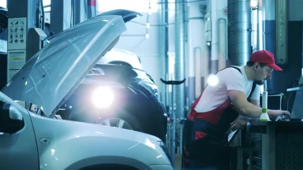 Kapitan naprawy samochodów sprawdzający pojazd z latarką — Wideo stockowe