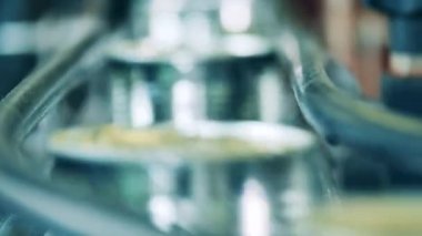 Konserve teneke kutularla taşınan taşıyıcı