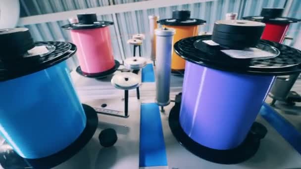 Equipos industriales modernos. Vista inferior de múltiples carretes giratorios de cables eléctricos de colores — Vídeo de stock