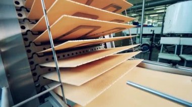 Yeni üretilen waffle tabaklarının otomatik taşınımı