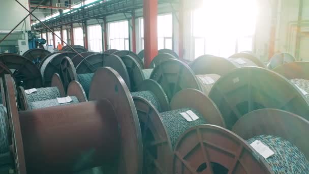 Veel grote metalen spoelen van elektrische draad opgeslagen in de fabriek — Stockvideo