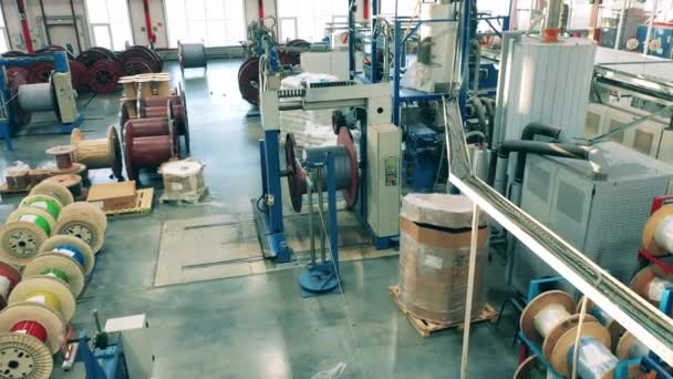 Modern kablo üretim makinesi bir fabrikanın içinde. — Stok video