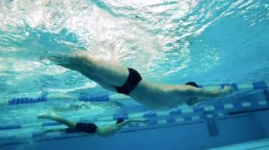 Erkek yüzücüler eğitim seanslarını su altında çekiyorlar. Profesyonel yüzücüler yarışma konsepti.