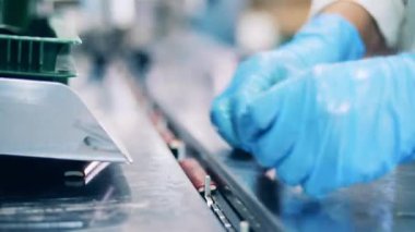 Fabrika işçisi yeni üretilen şekerlemeleri taşıyıcıya koyuyor.