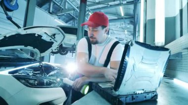 Araba tamircisi, onun laptopunu araç denetimi için kullanır.