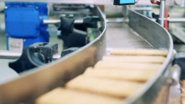 Endüstriyel makineler waffle çubukları taşıyor.