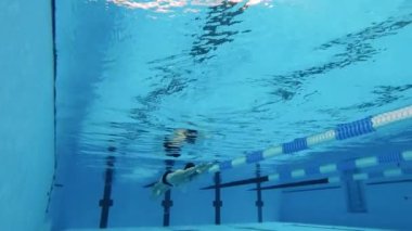 Suyun altında yüzmek için atlet eğitimi. Sualtı çekimi, spor aktivitesi kavramı, azim, egzersiz, sağlıklı yaşam tarzı..