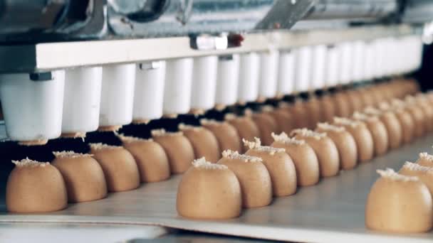 Zbliżenie cukierków krówkowych produkowanych przez maszynę przemysłową — Wideo stockowe