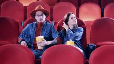 Adam ve kız sinemada film izliyorlar. Film izleme, zaman geçirme konsepti.