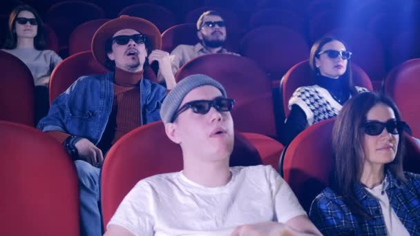 Homem espirra no cinema — Vídeo de Stock